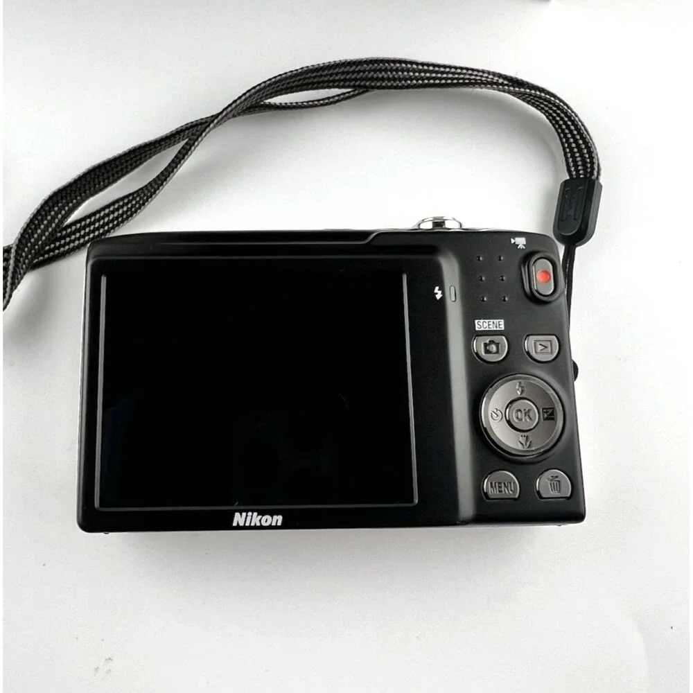 Nikon Coolpix S3100 Digital Camera Silver 14.0MP 5x Optical Zoom Bundle
